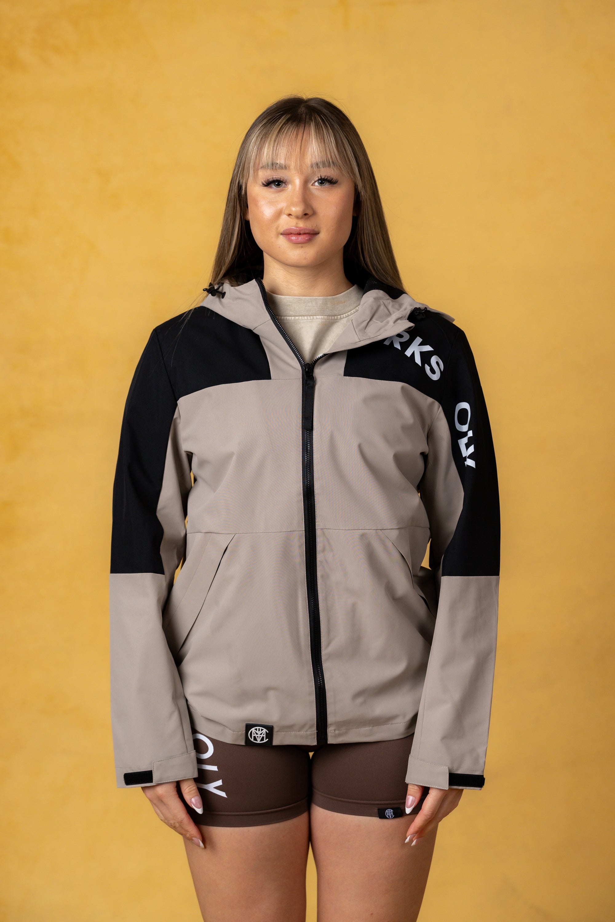 CRKSOLY. Chaqueta cortavientos color canela