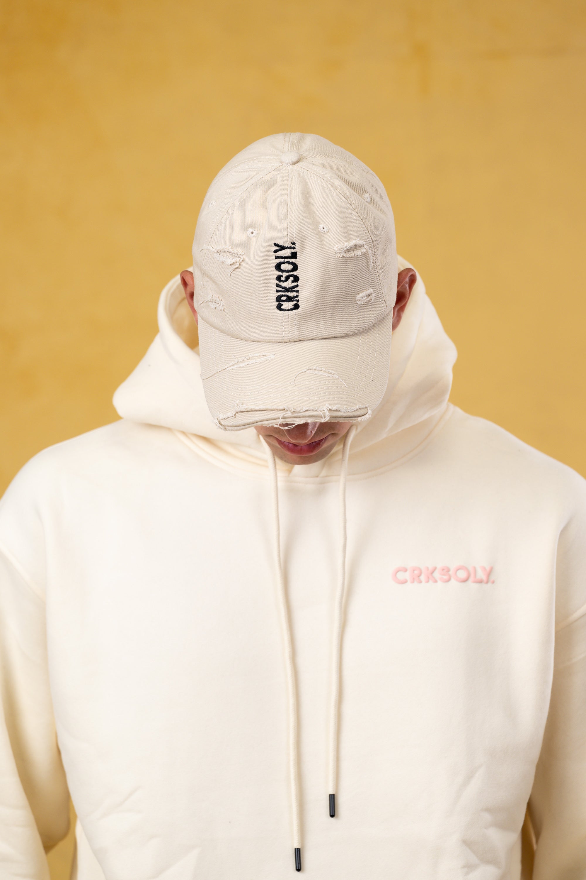 CRKSOLY. Gorra de papá color canela con rotos