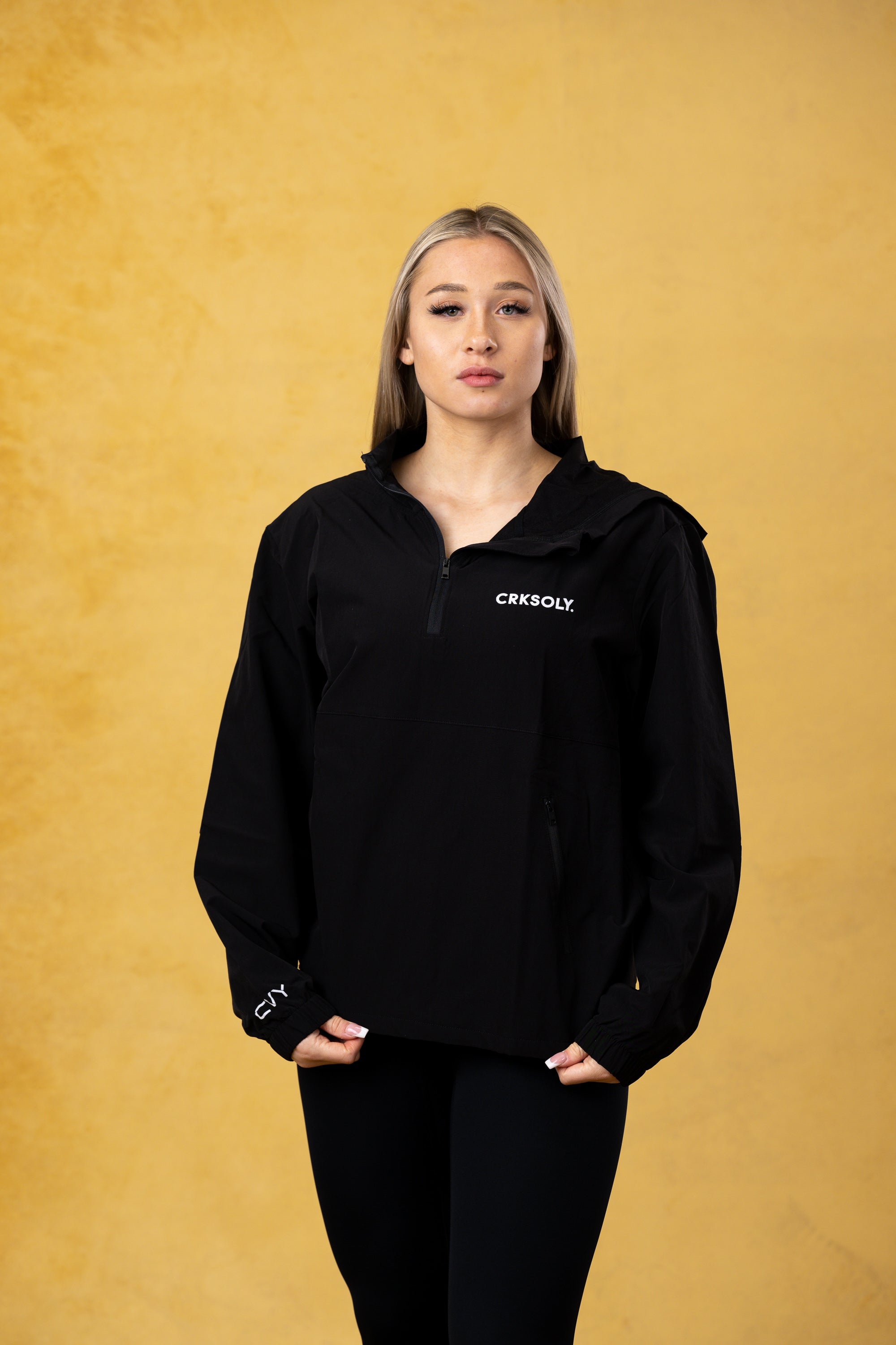 FBL. Chaqueta cortavientos negra para mujer