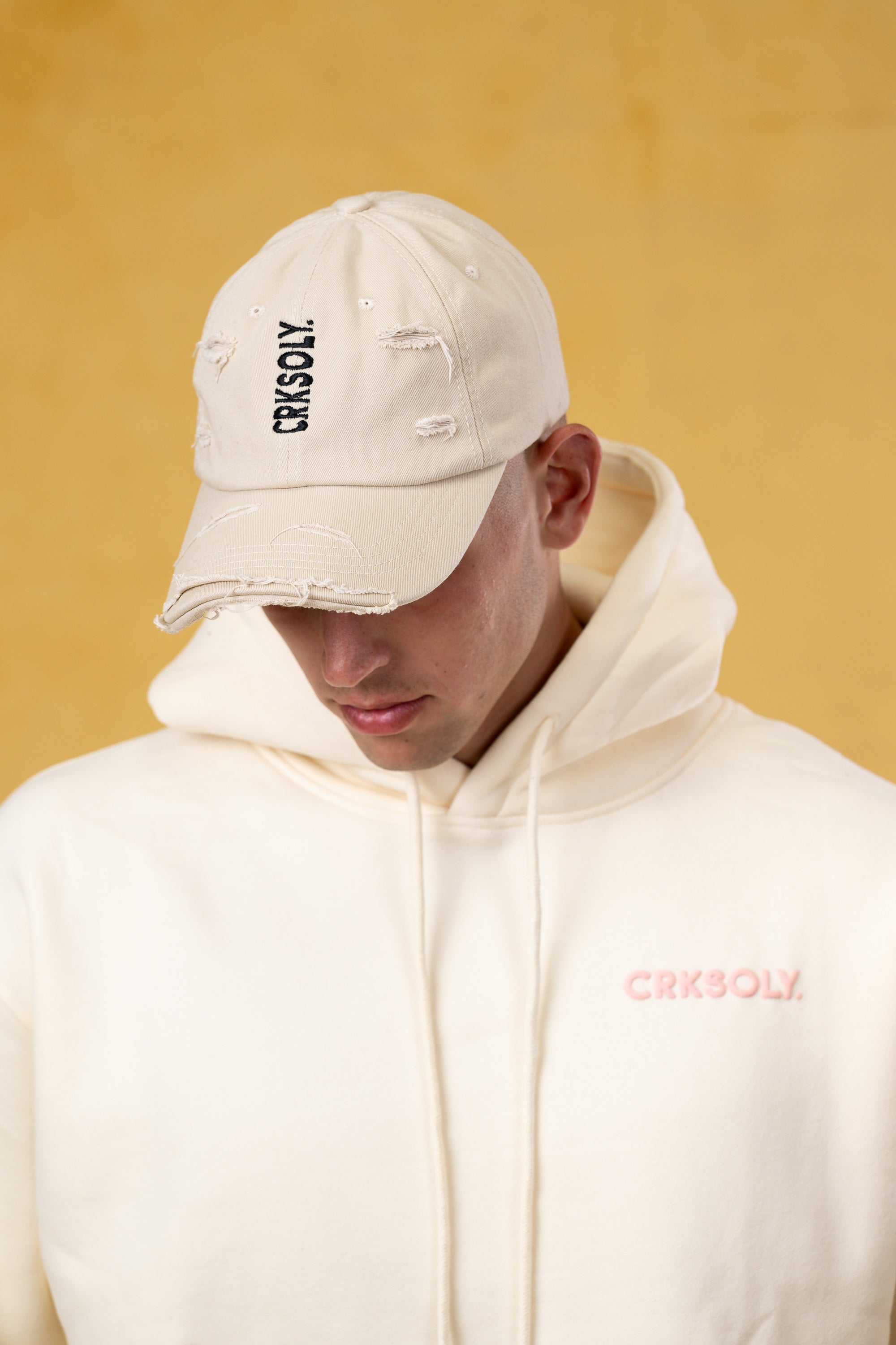 CRKSOLY. Gorra de papá color canela con rotos