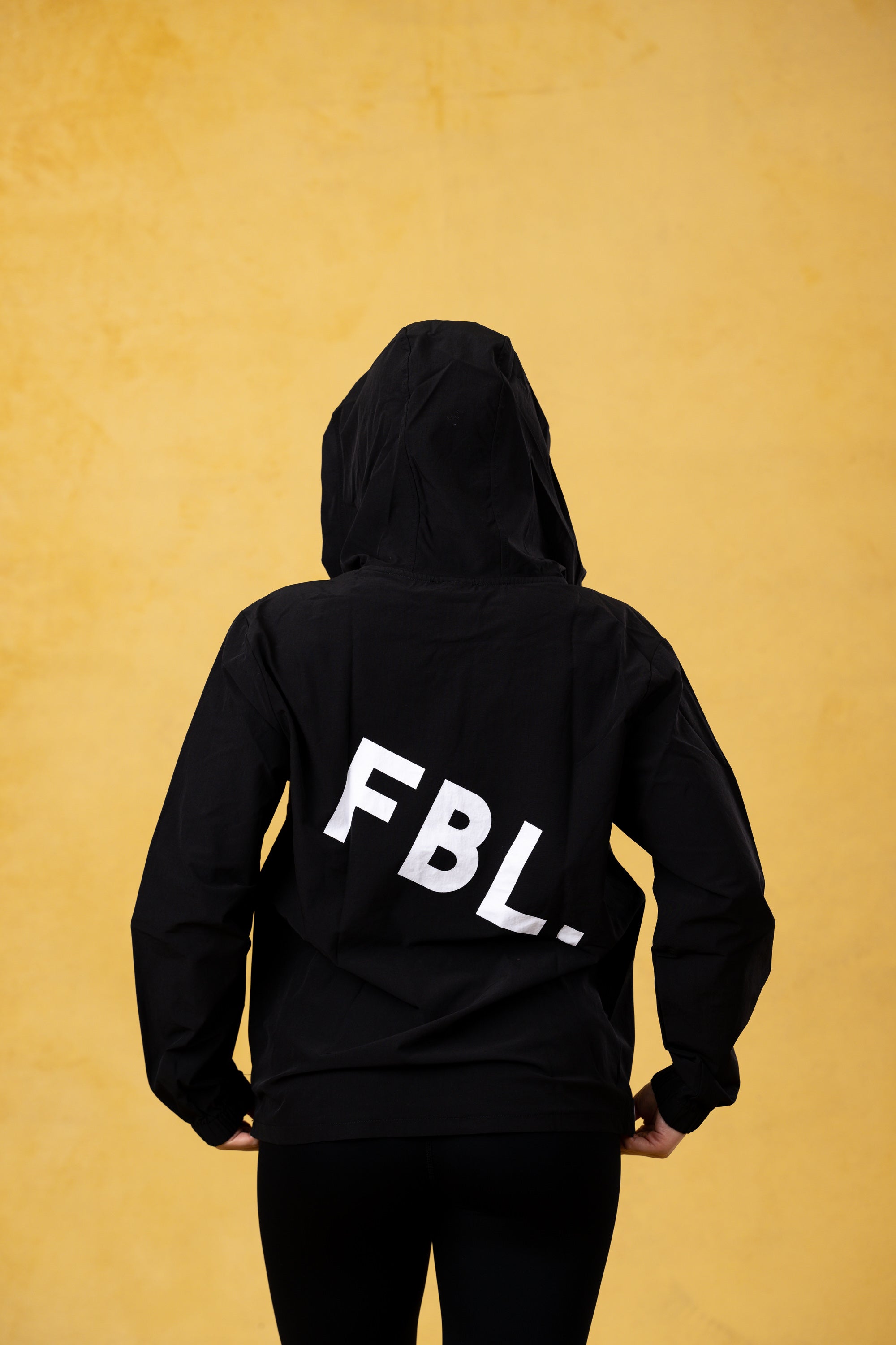 FBL. Chaqueta cortavientos negra para mujer