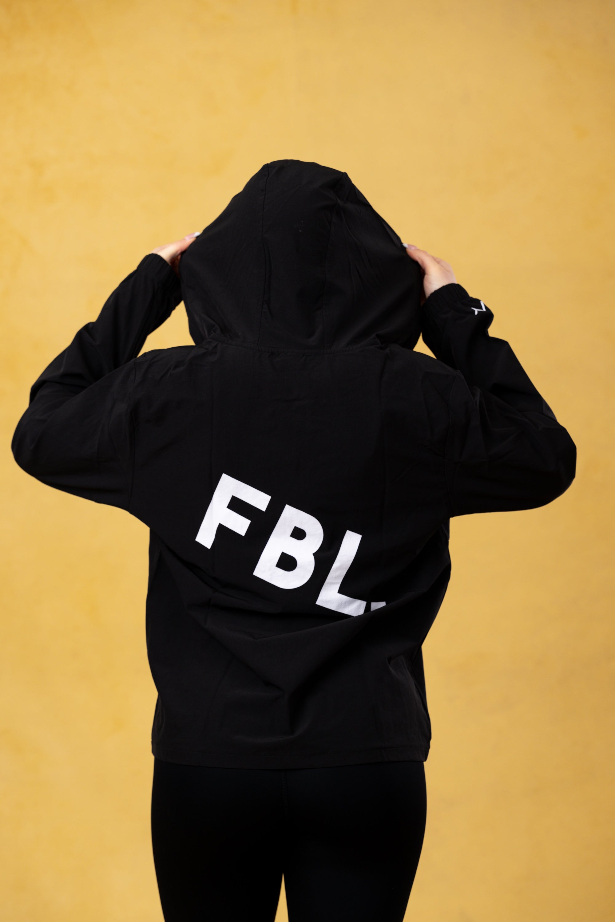 FBL. Chaqueta cortavientos negra para mujer